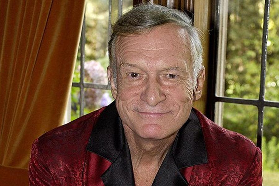 প্লেবয় পত্রিকার মুখ্য সম্পাদক হিউগ হেফনার তাঁর এই প্রাসাদসম বাড়িতে বিনোদনের কোনও অভাব রাখতেন না বলে দাবি করেন টিফ্যানি।