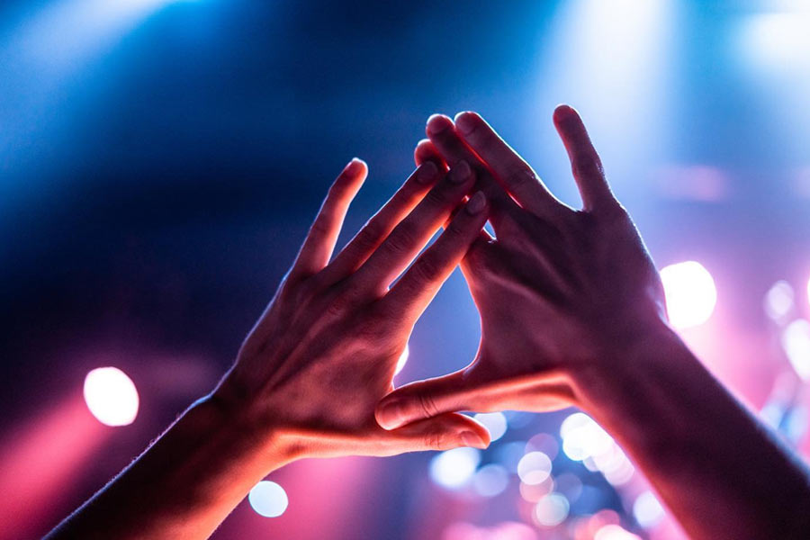 টিফ্যানিকে পার্টিতে পোশাকহীন অবস্থায় হাঁটাচলা করতে দেখেন তাঁর প্রাক্তন প্রেমিক। ম্যানসনের অন্দরমহলে টিফ্যানিকে কী কাজের নির্দেশ দেওয়া হয় তা দেখে অবাক হয়ে যান ওই যুবক।