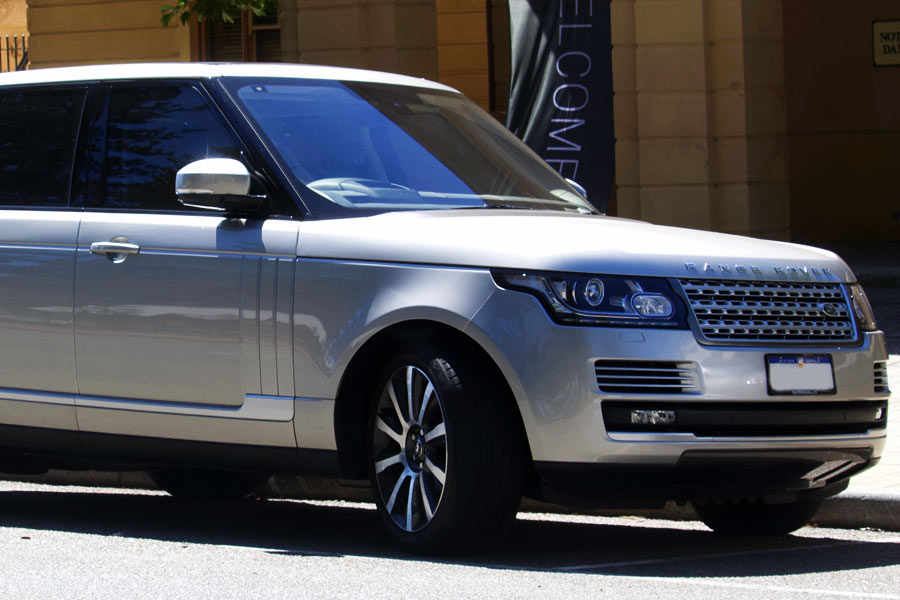 রেঞ্জ রোভার ভগ মডেলের একটি গাড়ি কিনেছেন বিরাট এবং অনুষ্কা। এই গাড়িটির বাজারমূল্য ২ কোটি ৩৯ লক্ষ টাকা থেকে ৪ কোটি ১৭ লক্ষ টাকা।