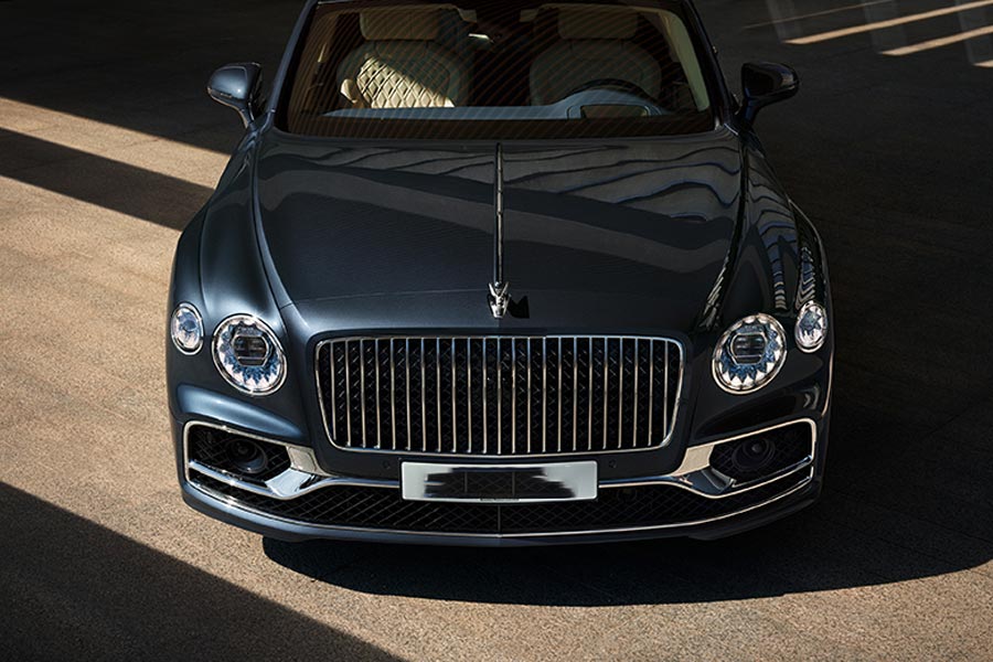 বিরাট এবং অনুষ্কার সংগ্রহে রয়েছে বেন্টলি ফ্লাইং স্পার মডেলের গাড়ি। এই গাড়িটির বাজারমূল্য ৩ কোটি ৪২ লক্ষ টাকা।