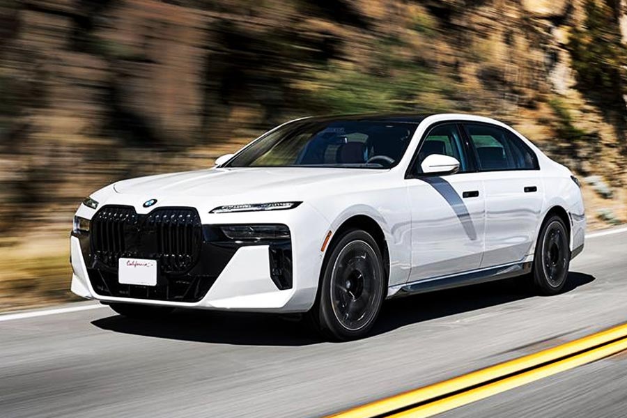 বিএমডব্লিউ ৭ সিরিজ় মডেলের গাড়ি নিজেদের সংগ্রহে রেখেছেন বিরাট এবং অনুষ্কা। এই গাড়িটির বাজারমূল্য দেড় কোটি টাকার কাছাকাছি।