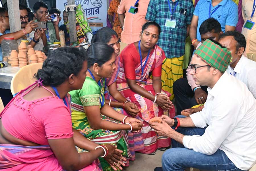 Abhishek Banerjee met 3 Adivasi women who had to perform rituals for rejoing in TMC 