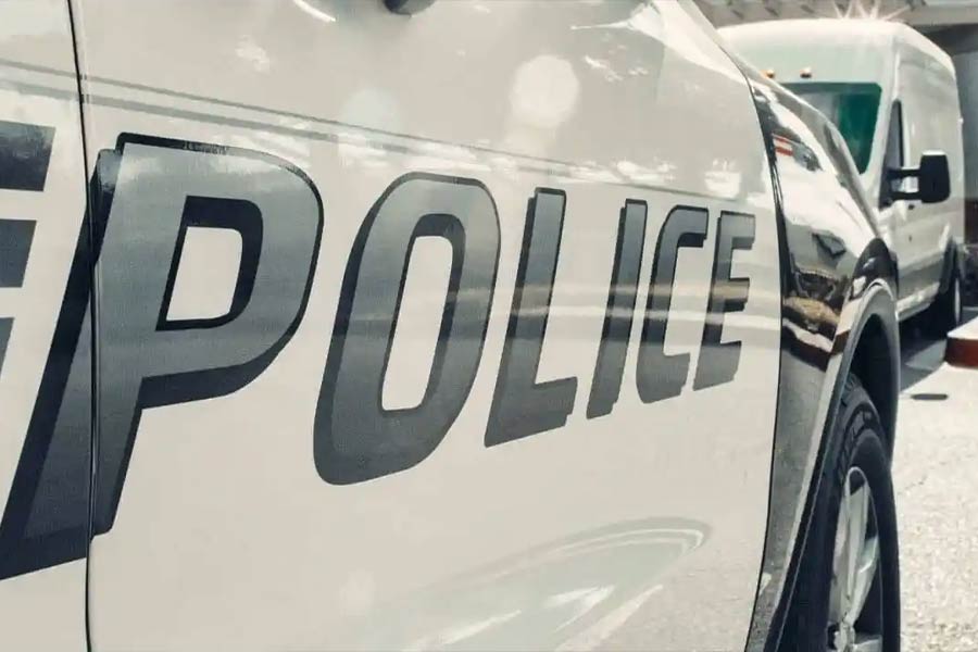 যে অপরাধীকে পাকড়াও করার কথা তাঁর, সেই অপরাধীর সঙ্গেই কিনা প্রেম এক মহিলা পুলিশকর্মীর! এই ভালবাসার জন্যই তদন্তকারীদের হাত থেকে প্রেমিককে বাঁচালেন তিনি। তরুণী পুলিশকর্মীর এ হেন কাণ্ডে হতবাক হয়ে গিয়েছেন তাঁর সহকর্মীরা। যার জেরে তদন্তকারীদের আতশকাচের তলায় চলে এসেছেন ওই তরুণী পুলিশকর্মী। পুলিশকর্মীর সঙ্গে অপরাধীর এ হেন প্রেমের সম্পর্ক নিয়ে সরগরম নিউ ইয়র্ক।