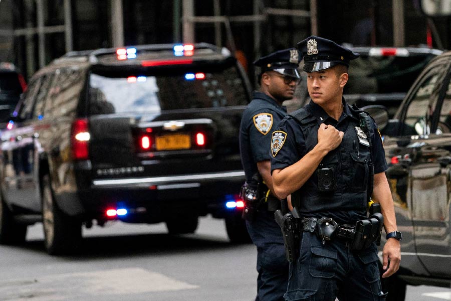 পুলিশকর্মী হওয়ার সুযোগ কাজে লাগিয়ে তদন্ত প্রক্রিয়ায় নাকি আলিসা বাধা দিয়েছেন বলে অভিযোগ। শুধু তাই নয়, আলিসার জন্যই নাকি তাঁর প্রেমিককে গ্রেফতার করতে পারেনি পুলিশ।