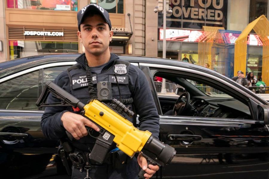 বেশ কয়েক দিন ধরেই আলিসার প্রেমিকের উপর নজর রেখেছিল পুলিশ। মাদক পাচার কারবারে আলিসার প্রেমিক জড়িত বলে অভিযোগ। সম্প্রতি আলিসার প্রেমিকের গাড়ি আটকায় পুলিশ।