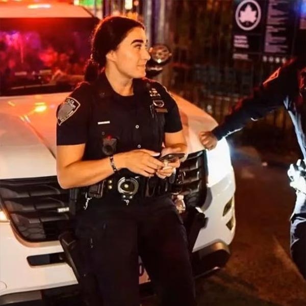 গাড়িতে তল্লাশির সময় প্রেমিকের সঙ্গে ছিলেন আলিসাও। সঙ্গে সঙ্গে গাড়ি থেকে নেমে হম্বিতম্বি শুরু করেন আলিসা। নিজে পুলিশ হওয়ায় তিনি জোর খাটান বলে অভিযোগ। 