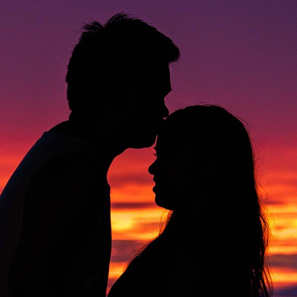 আলিসার প্রেমিক মোটেই ভাল মানুষ নন বলে দাবি করেছেন তাঁর সহকর্মীরা। এমনকি, ওই যুবকের সঙ্গ ছাড়ার জন্য আলিসাকে পরামর্শও দেন তাঁর সহকর্মীরা। কিন্তু সহকর্মীদের কথায় কান দেননি তিনি। কারণ, প্রেমে অন্ধ আলিসা। 