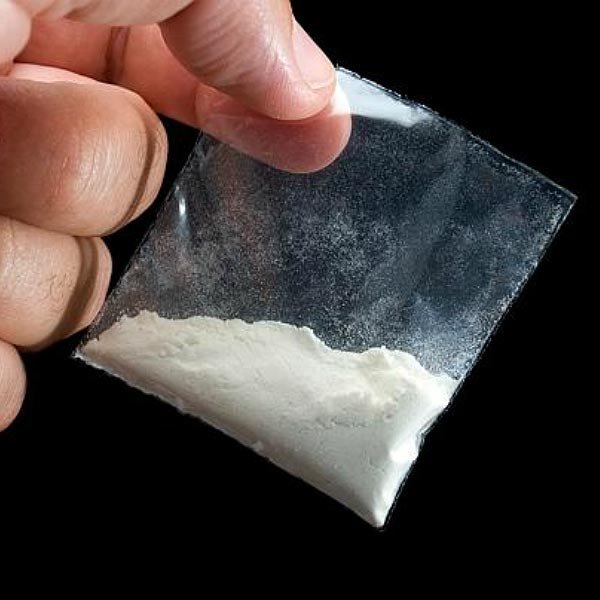 নিউ ইয়র্ক পোস্ট সূত্রে খবর, একটি জিমে ওই মাদক কারবারির সঙ্গে আলাপ হয়েছিল আলিসার। সেই আলাপই পরে প্রেমে গড়ায়। 