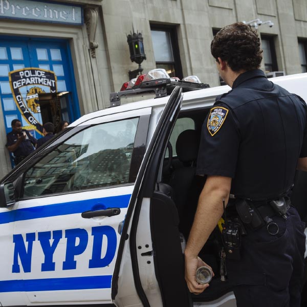 আলিসার ভূমিকাও আতশকাচের তলায়। তাঁর কাছ থেকে পুলিশের রিভলভার কেড়ে নেওয়া হয়েছে। অফিসে ডেস্কের কাজে বদলি করা হয়েছে তাঁকে।