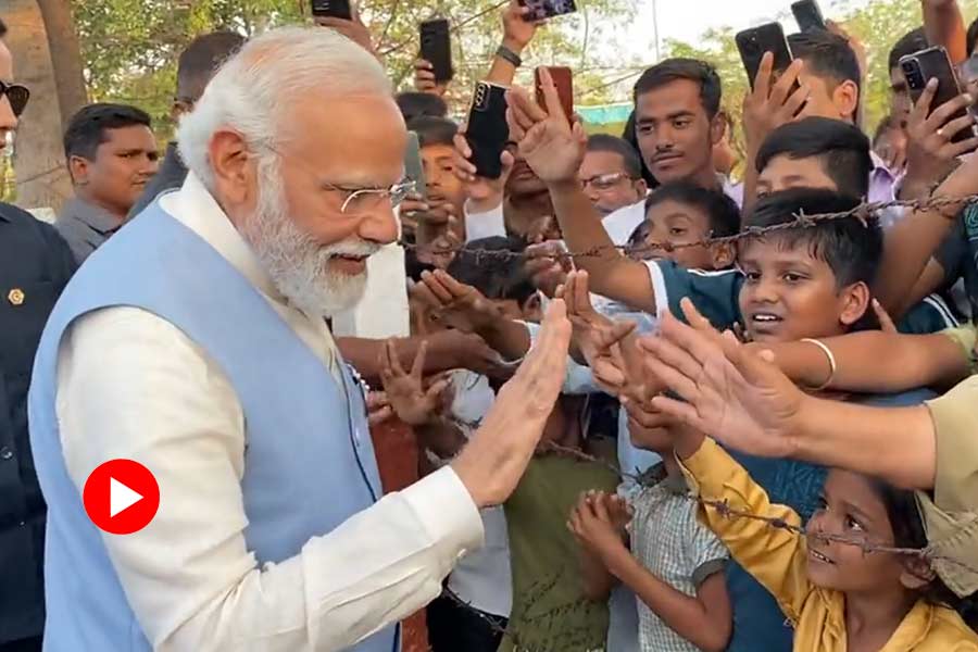 Image of PM Modi interacting with children in karnataka