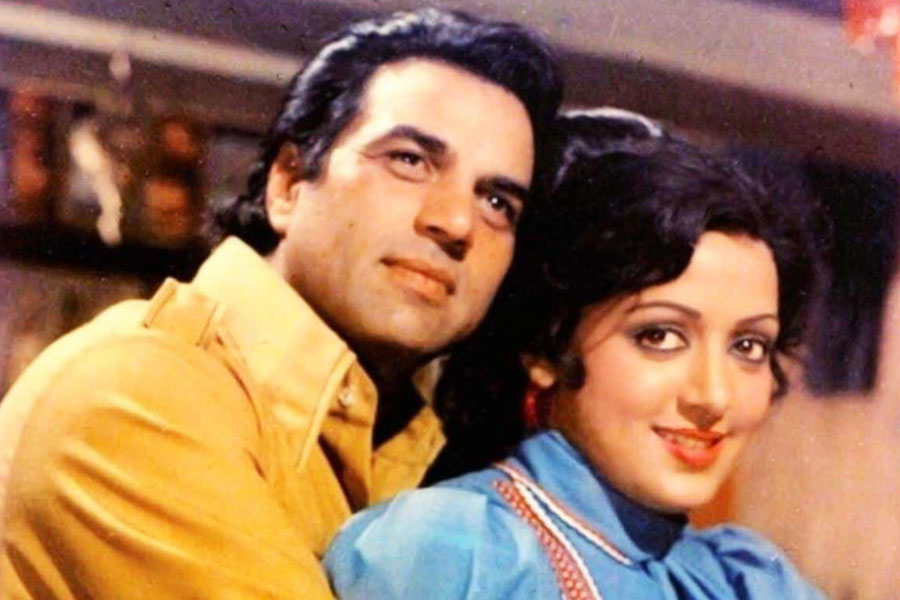 এক দিকে বলিউডের ‘হি ম্যান’, অন্য দিকে বলিপাড়ার ‘ড্রিম গার্ল’। এই দুই তারকা জুটিকে পর্দার সামনে যেমন দর্শক পছন্দ করেছিলেন, পর্দার পিছনেও তাঁদের জুটি মনে ধরেছিল দর্শকের।