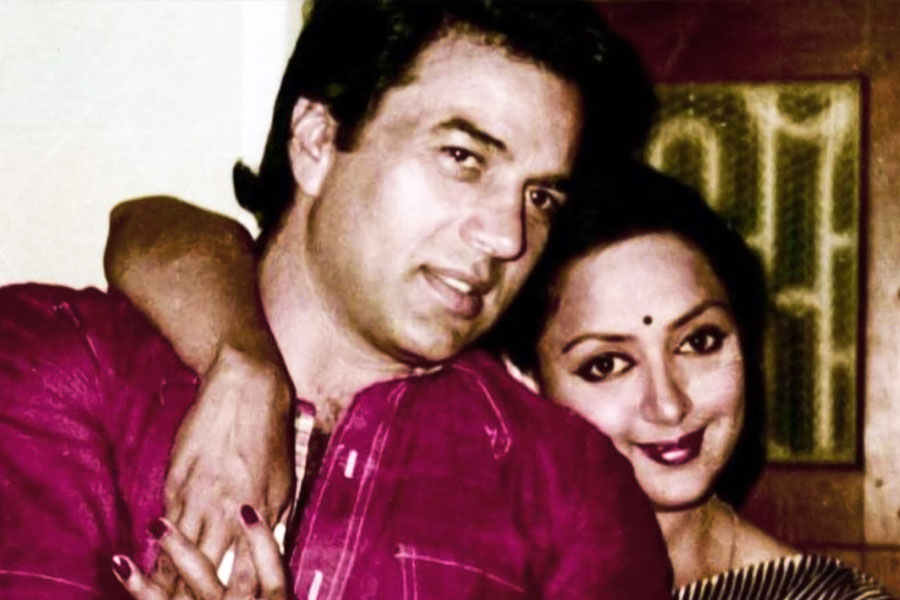 বিবাহিত হওয়া সত্ত্বেও ধর্মেন্দ্র যখন হেমার সঙ্গে সাত পাকে বাঁধা পড়েছিলেন, সেই মুহূর্তে অভিনেতাকে নিয়ে চর্চা শুরু হয়ে গিয়েছিল বলিপাড়ায়। নায়ক হিসাবে তাঁর অভিনয় সকলের পছন্দ হলেও ধর্মেন্দ্রের জীবনে যে নারীদের অবাধ আনাগোনা ছিল, তা অজানা ছিল না কারও।