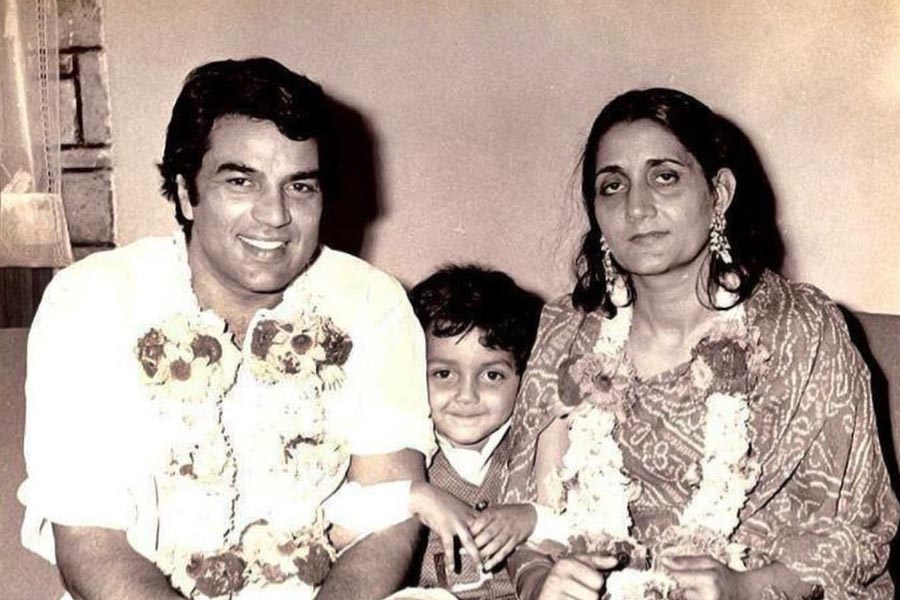 ফিল্মজগতে প্রবেশ করার আগে ১৯৫৪ সালে ১৯ বছর বয়সে প্রকাশ কউরের সঙ্গে গাঁটছড়া বাঁধেন ধর্মেন্দ্র। বিয়ের ছ’বছর পর অভিনয়ে নিজের কেরিয়ার তৈরি করতে শুরু করেন তিনি। অভিনয় দক্ষতার পাশাপাশি তাঁর রূপ নিয়েও বলিপাড়ায় আলোচনা শুরু হয়।