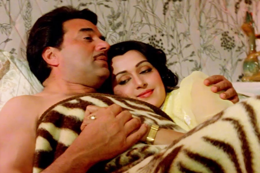 বড় পর্দায় ধর্মেন্দ্র এবং হেমার জুটি মনে ধরেছিল দর্শকের। তবে, পর্দার পিছনে তাঁদের সম্পর্কের রসায়নের কথাও জানাজানি হয়ে যায়। ধর্মেন্দ্রের স্ত্রীও সব জানতে পারেন।