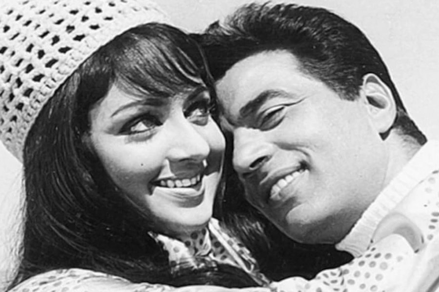 কিন্তু প্রকাশের সঙ্গে বিচ্ছেদের পথে না হেঁটে হেমাকে বিয়ে করে ফেলেন ধর্মেন্দ্র। দশ বছরের সম্পর্কের পর ১৯৮০ সালে হেমার সঙ্গে সাতপাকে বাঁধা পড়েন ধর্মেন্দ্র। সংসারের পাশাপাশি কেরিয়ারও জোরকদমে চলছিল তারকা জুটির। কিন্তু তাঁদের সম্পর্কের মাঝখানে প্রবেশ ঘটে আর এক নারীচরিত্রের।