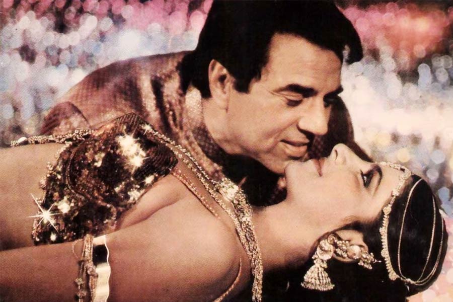 শুটিং করতে গিয়ে অন্য এক সহ-অভিনেত্রীর প্রেমে পড়েন ধর্মেন্দ্র। আশির দশকে জনপ্রিয় নায়িকাদের তালিকায় নাম লিখিয়েছিলেন অনিতা রাজ। ধর্মেন্দ্রের সঙ্গে ‘করিশমা কুদরত কা’, ‘জলজলা’, ‘ইনসানিয়ত কে দুশমন’-এর মতো বহু ছবিতে অভিনয় করেন অনিতা।