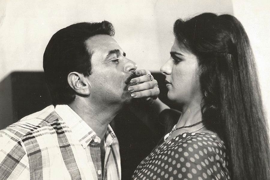 বলিপাড়ায় কানাঘুষো শোনা যায় যে, অনিতার সঙ্গেই বেশির ভাগ সময় কাটাতেন ধর্মেন্দ্র। এমনকি, বলিপাড়ার নামকরা ছবি নির্মাতাদের কাছেও অনিতার নাম প্রস্তাব করতেন অভিনেতা।