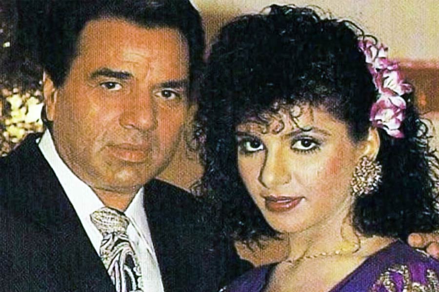 কিন্তু ধর্মেন্দ্রের আচরণে বদল লক্ষ করে সন্দেহ হয় হেমার। খবর নিয়ে জানতে পারেন যে, শুটিং সেটে অনিতার সঙ্গে বেশির ভাগ সময় কাটাচ্ছেন অভিনেতা। এমনকি, সেই সময় অনিতার সঙ্গেই অধিকাংশ ছবি সই করতেন ধর্মেন্দ্র।