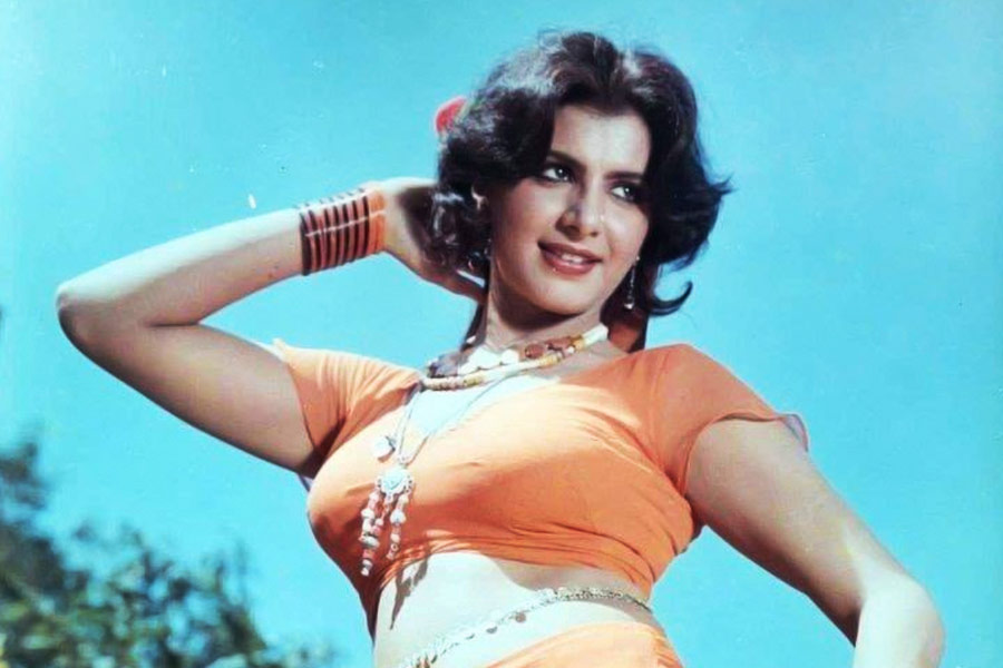 হেমার পাশাপাশি ধর্মেন্দ্রের পরিবারের অন্য সদস্যরাও অনিতার সঙ্গে সম্পর্ক ভেঙে দিতে বলেন ধর্মেন্দ্রকে। বলিপাড়া সূত্রে খবর, ধর্মেন্দ্র যেন অনিতার সঙ্গে আর কোনও ছবিতে অভিনয় না করেন, সেই নির্দেশ দিয়েছিলেন হেমা।