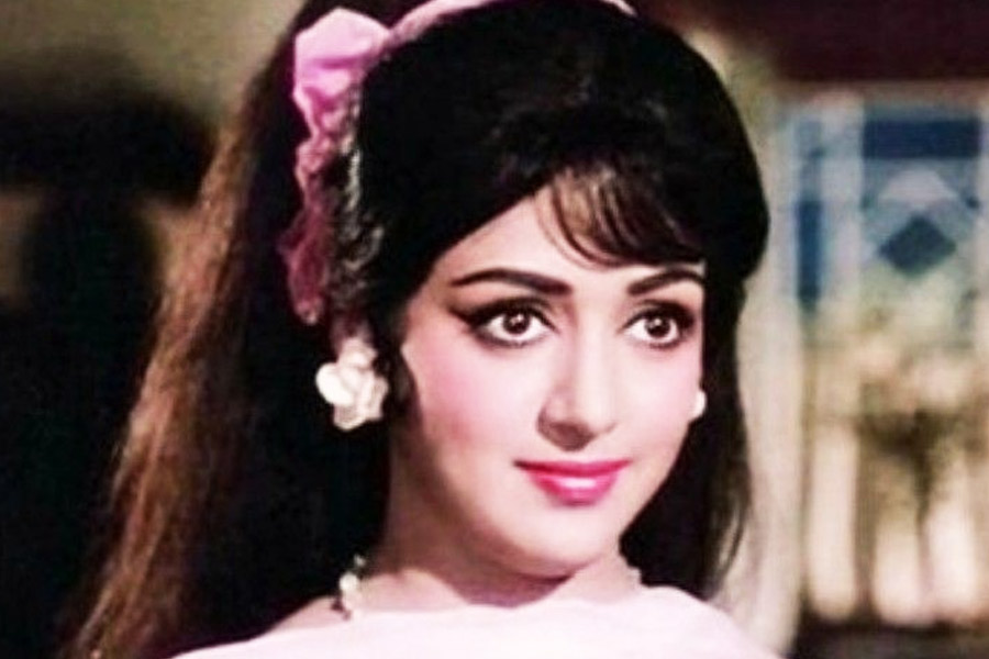 হেমার নির্দেশ মেনে অনিতার সঙ্গে সব সম্পর্ক ছিন্ন করেন ধর্মেন্দ্র। এমনকি, অনিতার সঙ্গে কোনও ছবিতে অভিনয় করতেও দেখা যায়নি নায়ককে।