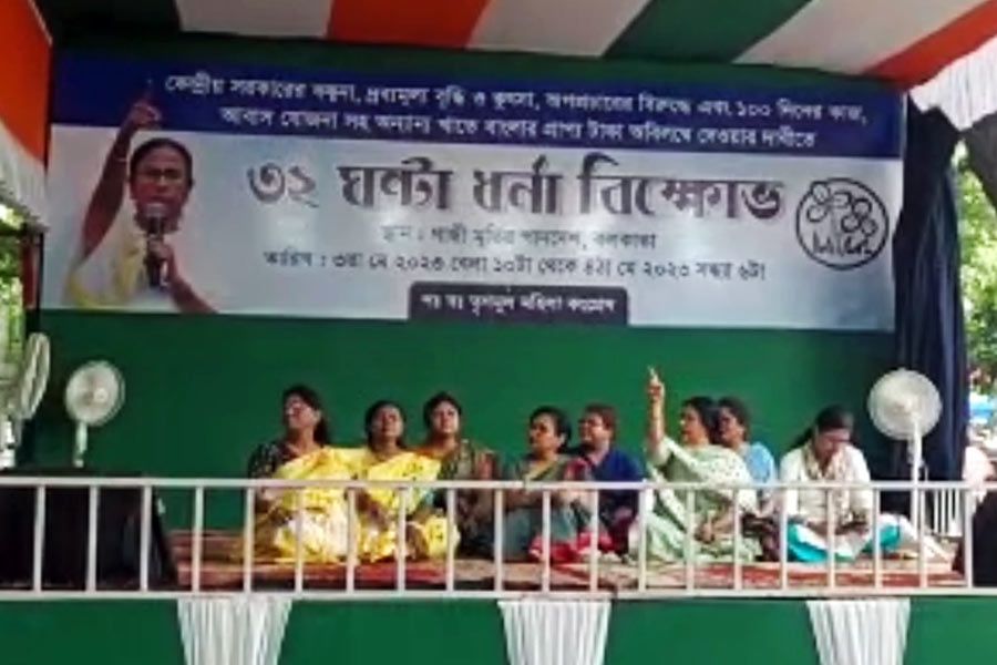 Women wing of TMC started a 32-hour dharna program demanding central deprivation