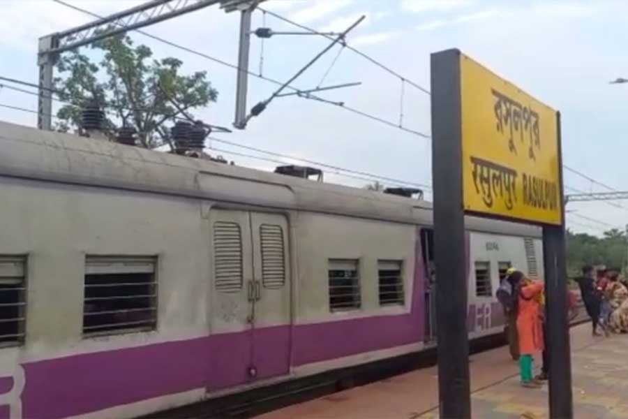 Train service on Bardhaman line stopped due to storm