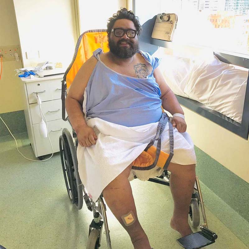 ২০১৫ সালের ১১ অক্টোবর এক চিঠিতে চলে গিয়েছিল চাকরি। কয়েক দিন পর ভয়ানক দুর্ঘটনায় হারিয়ে ফেলেন হাঁটাচলার ক্ষমতাও। বৃদ্ধি পেতে থাকে ঋণের বোঝা। চাপ সহ্য করতে না পেরে হতাশাগ্রস্ত হয়ে পড়েন জয়কিষণ শর্মা। হতাশার কারণে বার বার আত্মহত্যার চেষ্টাও করেন। কিন্তু তাঁর আত্মঘাতী হওয়ার ইচ্ছা বদলে দিয়েছিল মেয়ের হাসি। আট বছর পর সেই জয়কিষণ এখন এক সংস্থার মালিক। আয় করেন কোটি কোটি টাকা।