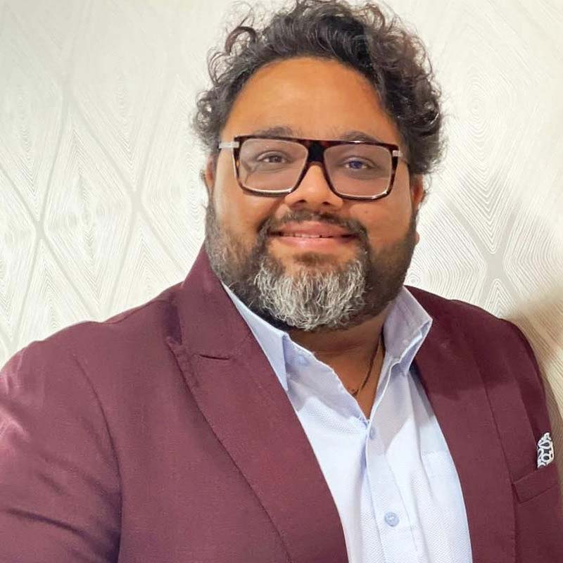 ৩৮ বছর বয়সি জয়কিষণ বর্তমানে এক জন প্রশিক্ষক, যিনি মানসিক স্বাস্থ্য ভাল রাখার প্রশিক্ষণ দেন। পাশাপাশি তিনি এক জন আন্তর্জাতিক অণুপ্রেরণামূলক বক্তা। একটি সংস্থাও রয়েছে জয়কিষণের। এটি এমন একটি সংস্থা যা মানুষকে মানসিক প্রতিবন্ধকতা কাটিয়ে জীবনে অনুপ্রেরণা খুঁজে পেতে সাহায্য করে। কিন্তু জীবনে হতাশ হয়ে কেন নিজেকে শেষ করে দিতে চেয়েছিলেন জয়কিষণ? কোন পথেই বা আবার মূলস্রোতে ফিরে এলেন?