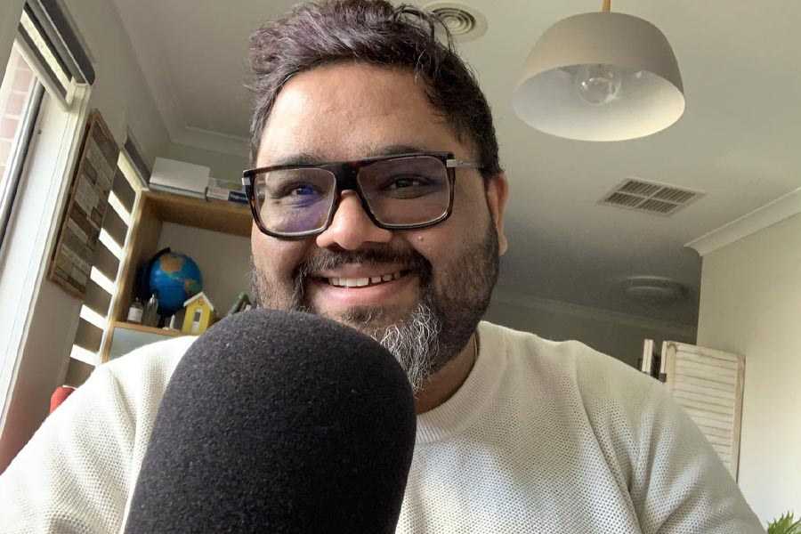 জয়কিষণের জন্ম আমদাবাদে। ২০০৬ সালে দিল্লির একটি কলেজ থেকে স্নাতক হওয়ার পর তিনি আমদাবাদে ফিরে যান। তাঁর বাবা চেয়েছিলেন, স্নাতকোত্তর ডিগ্রি অর্জন করতে অস্ট্রেলিয়া যাক ছেলে।