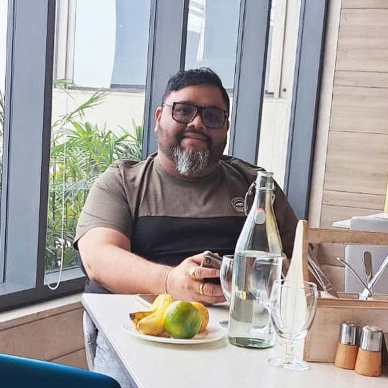 জয়কিষণের যখন চাকরি যায়, তখন তাঁর মাথায় বিপুল ঋণের বোঝা। স্ত্রী, শিশুকন্যাকে নিয়ে আরও ছোট একটি বাড়ি ভাড়া নেন তিনি। চাকরির জন্য হন্যে হয়ে ঘুরতে শুরু করেন।