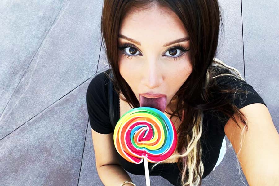 কখনও বিকিনি পরা ছবি, কখনও বা শরীরে নেই সুতোর আবরণ। প্রাপ্তবয়স্কদের ওয়েবসাইটে এমন ভাবেই ছবি এবং ভিডিয়োতে ধরা দেন মিকায়েলা টেস্টা। এই পথেই নিজের পেশা খুঁজে নিয়েছেন তিনি। প্রতি মাসে ১ লক্ষ ৬২ হাজার ডলার (ভারতীয় মুদ্রায় যার পরিমাণ ১ কোটি ৩২ লক্ষ টাকা) উপার্জন করেন মিকায়েলা।