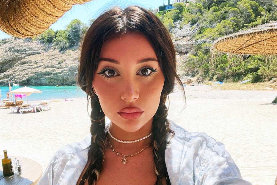 ‘দুষ্টু’ সাইটে নিজের ছবি এব‌ং ভিডিয়ো পোস্ট করে রোজগার করেন মিকায়েলা। অস্ট্রেলিয়ার পার্‌থের বাসিন্দা ২৩ বছর বয়সি এই মডেল। সমাজমাধ্যমেও অনুরাগী মহল ক্রমাগত বৃদ্ধি পাচ্ছে তাঁর। ইতিমধ্যেই ইনস্টাগ্রামে তাঁর অনুরাগী সংখ্যা ৭ লক্ষের গণ্ডি পার করেছে।