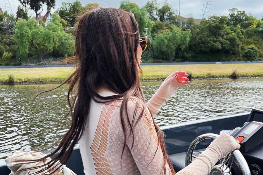 কিন্তু পুরুষদের নিয়মিত বোকা বানিয়ে চলেছেন মিকায়েলা। তা স্বীকারও করলেন তিনি নিজে। সমাজমাধ্যমে তিনি ঘোষণা করেন যে, তাঁর কারও সঙ্গে আংটিবদল হয়নি। সকলকে মিথ্যা কথা বলেছেন তিনি। ছেলেদের হাত থেকে নিস্তার পাওয়ার জন্য এটাই সহজ উপায় বলে দাবি করেছেন মিকায়েলা।