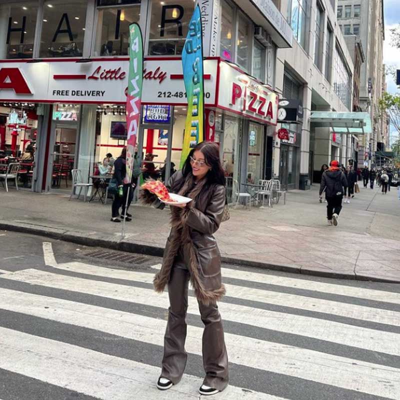 আমেরিকার বাসিন্দাদের সঙ্গে কাজ করেছেন কিনা সেই বিষয়ে মিকায়েলাকে প্রশ্ন করা হলেও মিথ্যা বলেন তিনি। পরে আমেরিকার মডেলের সঙ্গে মিকায়েলার ছবি প্রকাশ্যে এলে বিপাকে পড়েন তিনি।