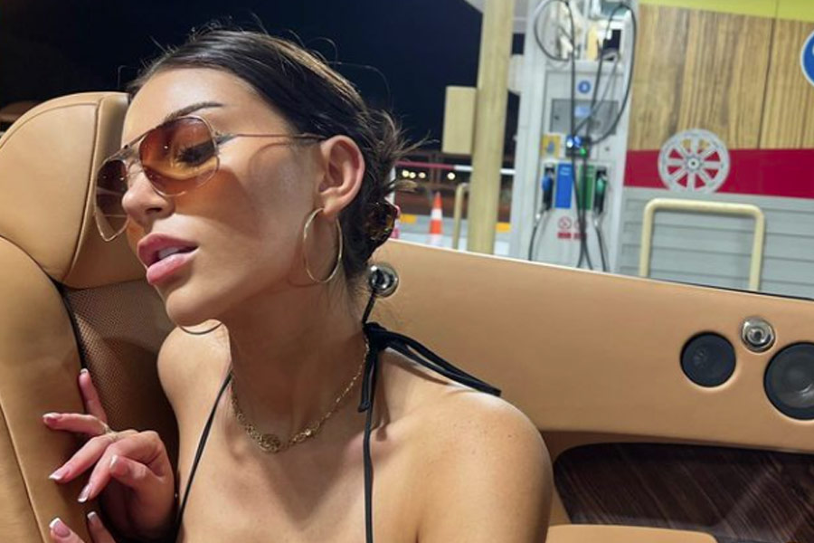 ৩০ ঘণ্টার বেশি সময় তাঁকে আমেরিকার বর্ডার ফোর্স রুমে আটক করে রাখা হয়। মিকায়েলা জানান, তিনি আমেরিকার মাটিতে নন, বরং অন্য দেশে আমেরিকার মডেলদের সঙ্গে কাজ করেছেন।