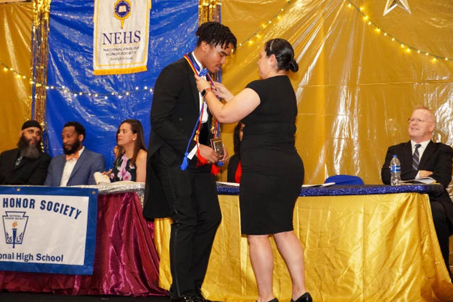 গত এপ্রিলে কলেজ-বিশ্ববিদ্যালয় মিলিয়ে একসঙ্গে ১৭০টি শিক্ষা প্রতিষ্ঠানের পড়াশোনার সুযোগ পেয়েছে ডেনিস। সে খবর চাউর হতেই তা আমেরিকার জাতীয় শিরোনামে জায়গা করে নিয়েছে।