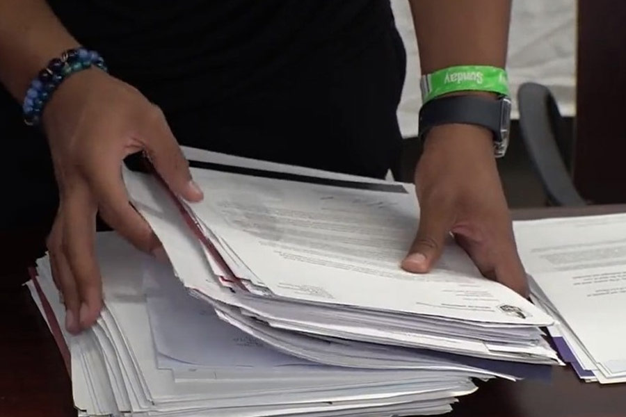 সংবাদমাধ্যমের প্রতিনিধিকে ডেনিস বলেছে, ‘‘এখন আমার ঘরে শুধু চিঠির পাহাড়। একমাত্র রবিবার বা ছুটির দিন ডাকবাক্সে আমার নামে কোনও চিঠি পড়ে না।’’