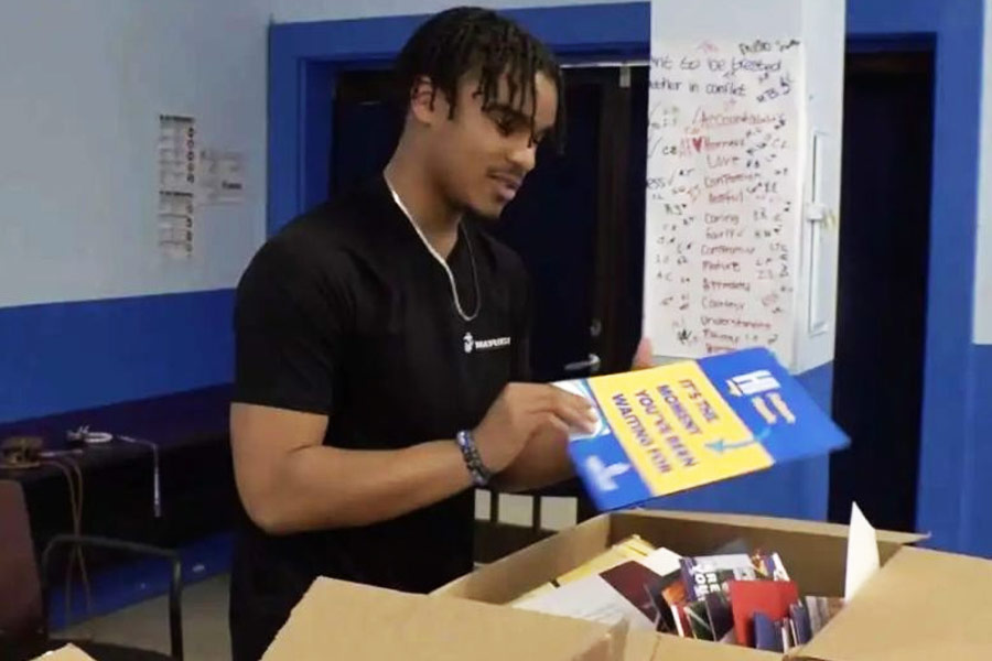 আমেরিকার সংবাদমাধ্যমগুলির দাবি, সে দেশের ইতিহাসে ডেনিসই প্রথম সিনিয়র স্কুলের ছাত্র যে ১৭০টি শিক্ষা প্রতিষ্ঠানের স্কলারশিপ পেয়েছে। এবং এতগুলি স্কলারশিপ মিলিয়ে ৯০ লক্ষ ডলারের বৃত্তি তার হাতের মুঠোয় এসেছে।