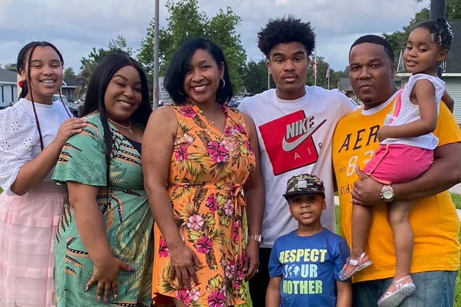 জিপিএ-তে ৪.৯৮ পাওয়া যেন সহজ ব্যাপার! অন্তত ডেনিসের মন্তব্যে তেমনই মনে হয়। তাঁর কথায়, ‘‘এক বার ওই স্কোর (৪.৯৮ জিপিও)-এ পৌঁছনোর পর যে সহজেই আর্থিক সহায়তা আসবে, তা তো তেমন আশ্চর্যের কিছু নয়।’’