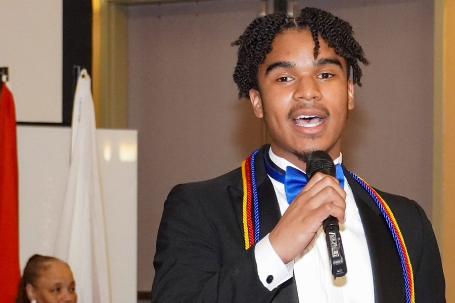 ডেনিস জানিয়েছে, এতগুলি শিক্ষা প্রতিষ্ঠানে স্কলারশিপের আবেদন করার খরচ কী করে বাঁচাতে হয়, সে কৌশলও শিখিয়েছেন জেমস। তিনি যে কাউন্সেলর তথা মানুষ হিসাবেও উঁচুদরের, তা-ও জানিয়েছে ডেনিস।