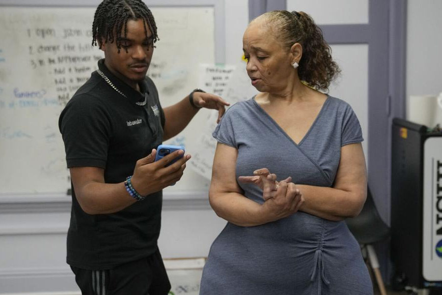 জেমস অবশ্য ডেনিসের প্রশংসায় পঞ্চমুখ। তিনি বলেন, ‘‘মালিক অত্যন্ত আত্মবিশ্বাসী। নিজের লক্ষ্যে অবিচল। অন্যদের প্রতি অগাধ শ্রদ্ধাও রয়েছে তার। সব কিছু শেখার আগ্রহও রয়েছে। মা-বাবার থেকেই নৈতিক মূল্যবোধ গড়ে উঠেছে তার মধ্যে। ছেলেকে যথার্থ মানুষ করে তুলেছেন ওঁরা।’’