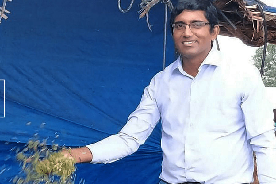 দেশে ফিরে বেশ কয়েকটি ব্যবসা শুরু করলেও লাভের মুখ দেখেননি কিশোর ইন্দুকুরি। উল্টে শেষ হয়েছিল সঞ্চয়। শেষমেশ শুরু করলেন দুধ বিক্রি করা। এক দশকের বেশি আগে শুরু করা ওই ব্যবসা থেকেই এখন লাভের গুড় খাচ্ছেন কিশোর।