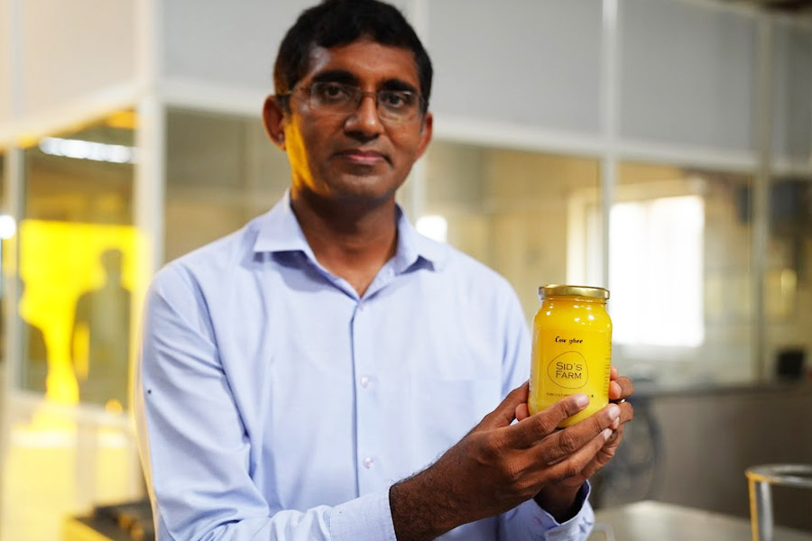 ছিলেন বেশ ‘সুখে’ই। কিন্তু কী যে হল, আমেরিকার বহুজাতিক সংস্থা ইন্টেলের মোটা বেতনের চাকরি ছেড়েছুড়ে ফিরে এলেন দেশে।