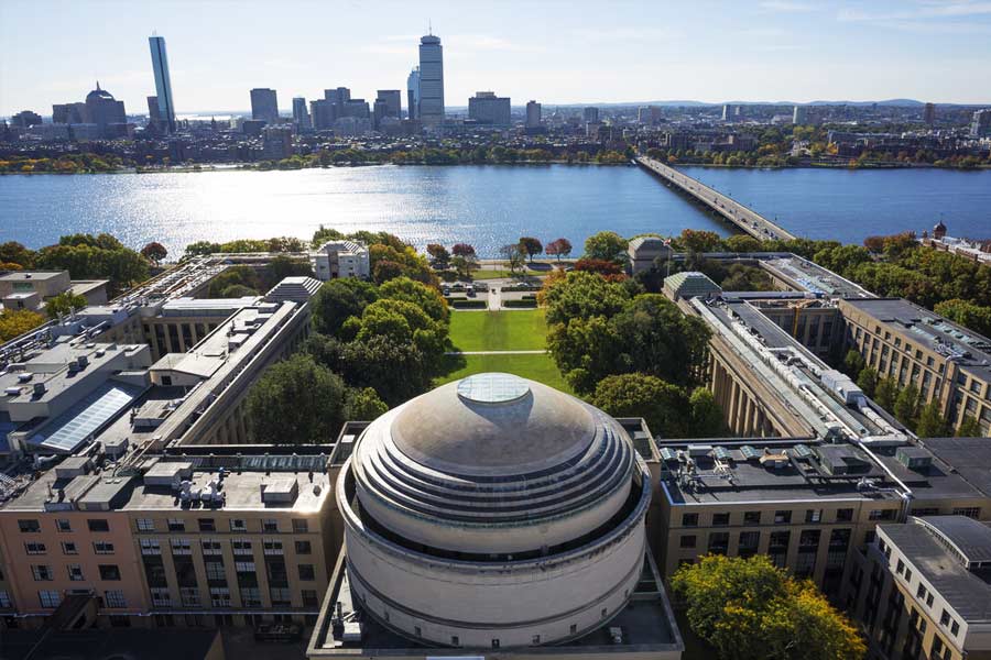 আমেরিকার ম্যাসাচুসেট্‌স ইনস্টিটিউট অফ টেকনোলজি (এমআইটি) থেকে স্নাতকোত্তরের পড়াশোনার পর সেখান থেকেই পিএইচডি করেন কিশোর।