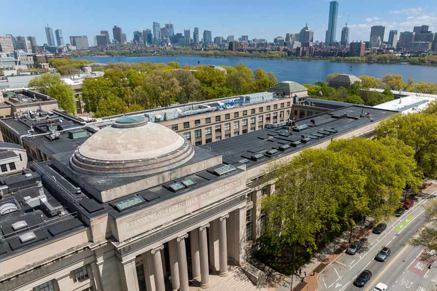  এমআইটি-তে গবেষণার পর অ্যারিজ়োনায় ইন্টেল কর্পোরেশনে ইঞ্জিনিয়ার হিসাবে যোগ দিয়েছিলেন কিশোর। অ্যারিজ়োনার শ্যান্ডলার শহরে একটি বাড়িও কিনে ফেলেন। বেশ সুখের দিন কাটছিল। এক দিন আচমকাই সে চাকরিতে ইস্তফা দিয়ে বসেন।