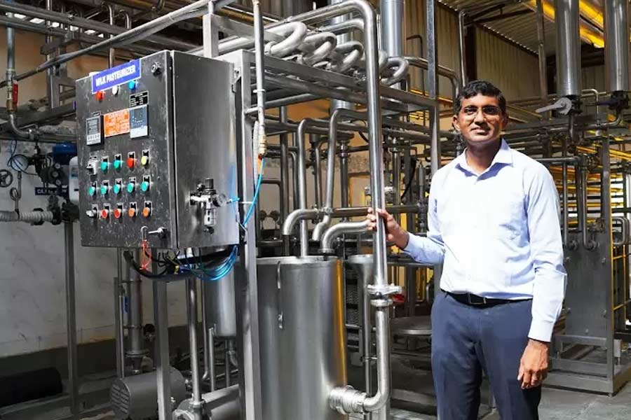  আমেরিকা থেকে দেশে ফিরে নিজের ব্যবসা শুরু করেছিলেন কিশোর। বিদেশি শিক্ষা প্রতিষ্ঠানে পড়াশোনার জন্য যে সব পরীক্ষা দিতে হয় এ দেশের পড়ুয়াদের, তার প্রশিক্ষণ শুরু করেন তিনি। তবে তাতে বিশেষ সুবিধা করতে পারেননি।