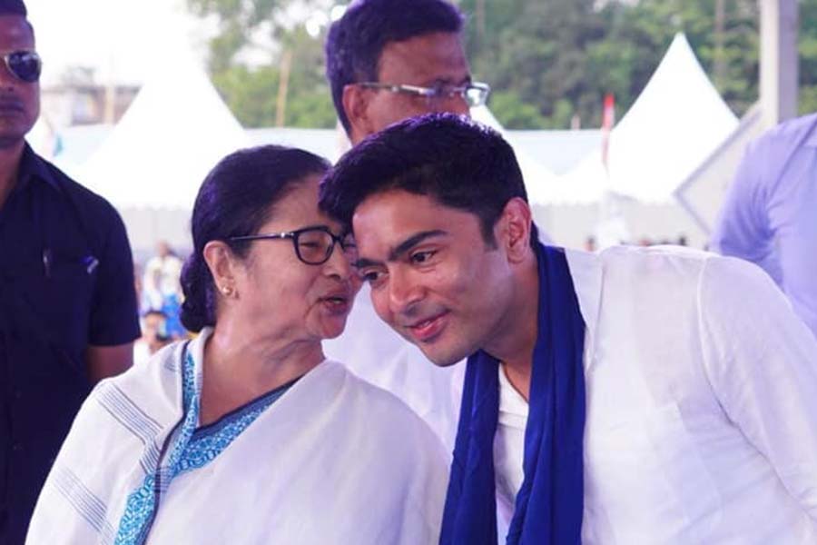 Photo of Mamata Banerjee and Abhishek Banerjee.