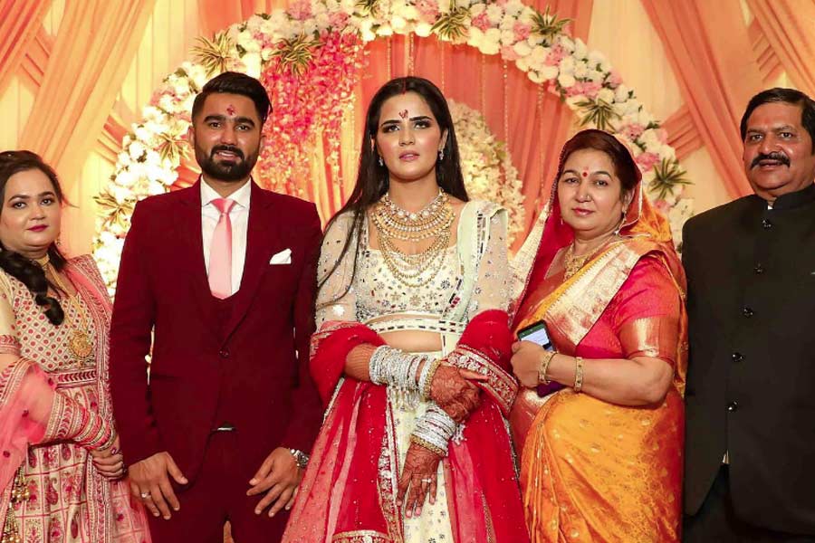 আংটিবদল হওয়ার দশ মাসের মাথায় সাতপাকে বাঁধা পড়েন রাহুল এবং ঋধি। ওই বছরেই ২৮ নভেম্বর বিয়ে করে এই জুটি।