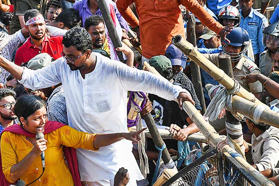 ব্যারিকেডের সামনে মাইক হাতে মীনাক্ষী মুখোপাধ্যায়। কৃষ্ণনগরে। ছবি: সুদীপ ভট্টাচার্য