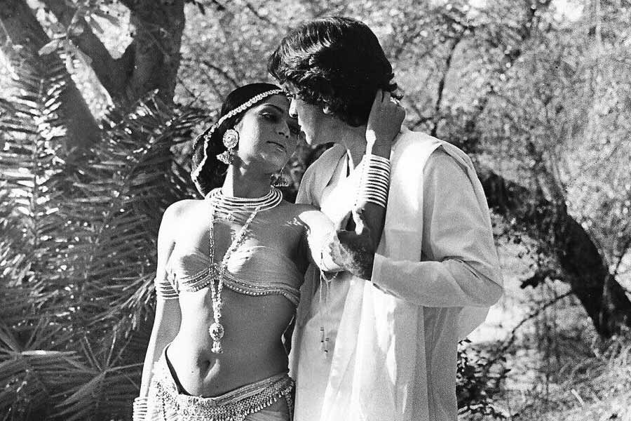 Bollywood actress Simi Garewal was in controversy for bold scenes with Bollywood actor Shashi Kapoor